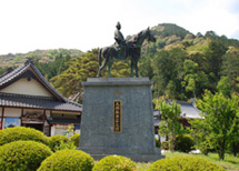 大内弘世公の像（瑠璃光寺）