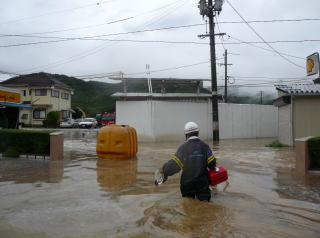前の道をタンクが流れていきました
