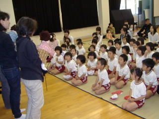 熱心に聞き入っています