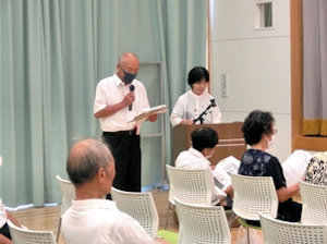 講演の紹介をする松崎会長
