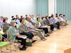 講演を聞く観客