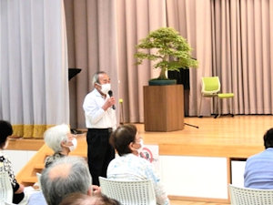 若手委員の岡田氏石丸氏へお礼のあいさつ