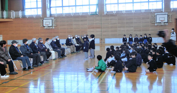 阿知須小学校体育館で昔遊びの挨拶