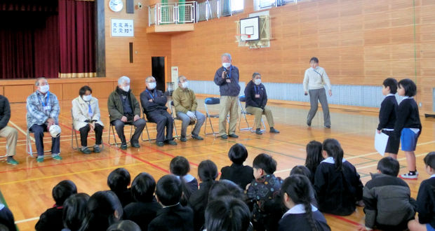 阿知須小学校体育館で昔遊びの挨拶