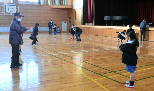 学童と竹とんぼ