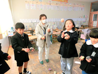 学童とお手玉