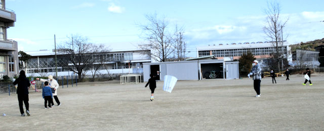 運動場で凧揚げ