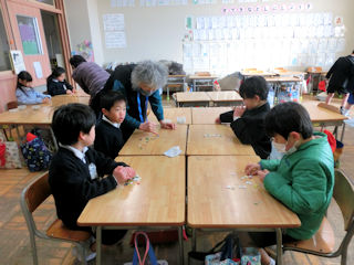 学童とおはじき