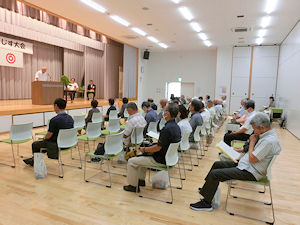 会長あいさつ聞き入る客席