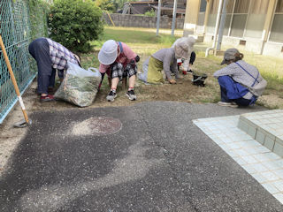 公民館の草取り