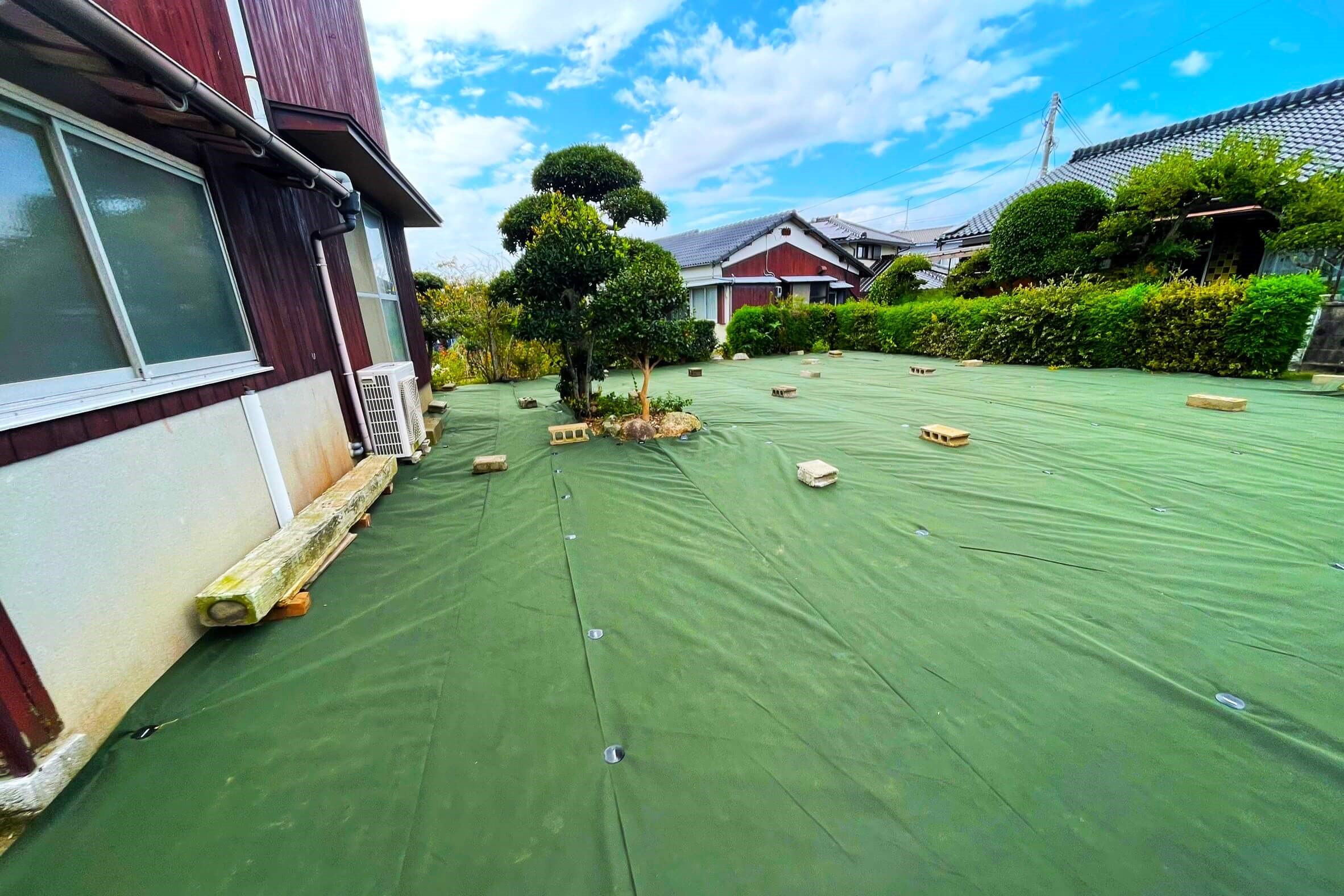 防草シートの敷設